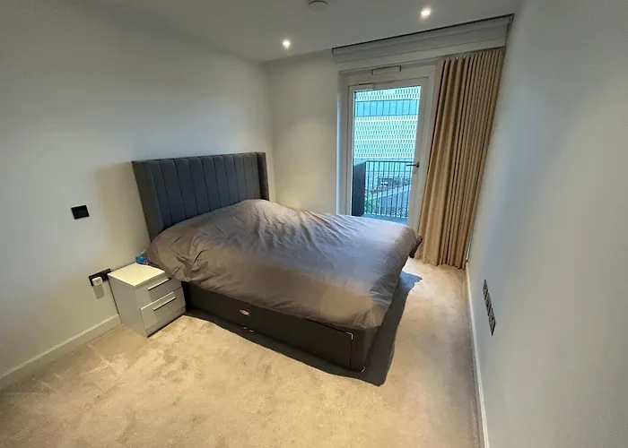 Luxury Modern 2Bd 2Ba White City Living Apartment
